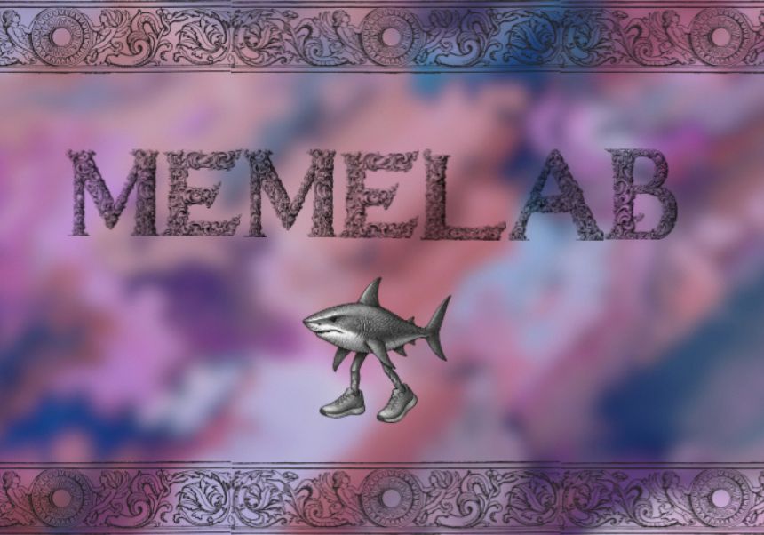 Imatge del esdeveniment:Cartell de “Memelab” amb fons degradat en tons rosats i blavosos i un marc ornamental. Al centre, el títol “MEMELAB” i, sota, un tauró amb potes i sabates en estil humorístic.